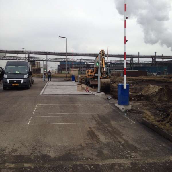 Beton weegbrug inbouw slagbomen